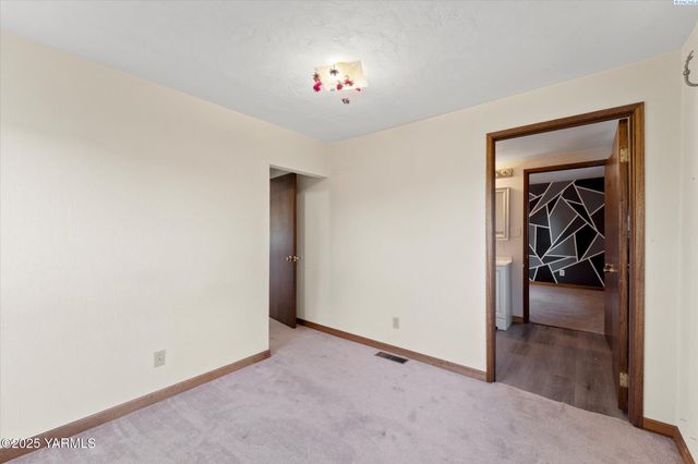 691 Willowcrest Rd, Sunnyside, WA 98944