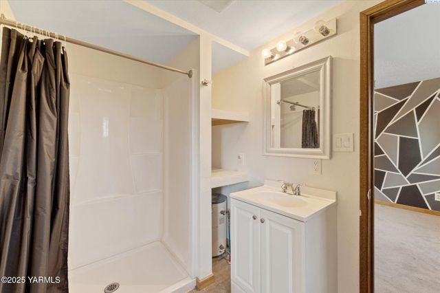 691 Willowcrest Rd, Sunnyside, WA 98944