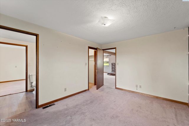 691 Willowcrest Rd, Sunnyside, WA 98944