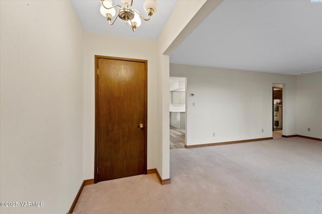 691 Willowcrest Rd, Sunnyside, WA 98944