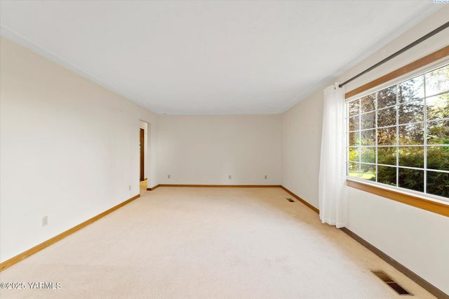 691 Willowcrest Rd, Sunnyside, WA 98944
