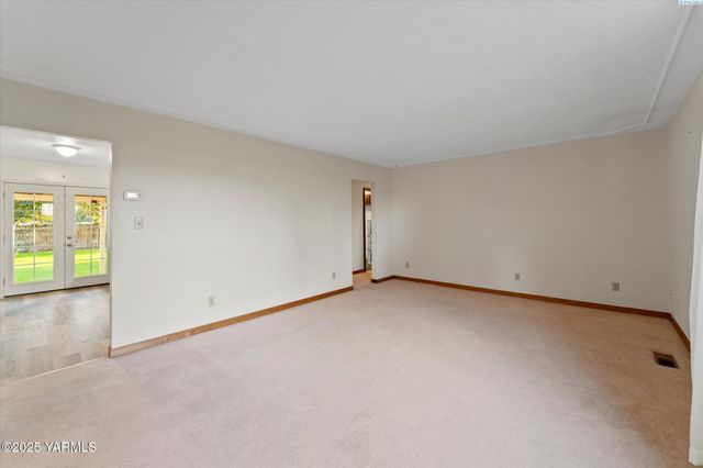 691 Willowcrest Rd, Sunnyside, WA 98944