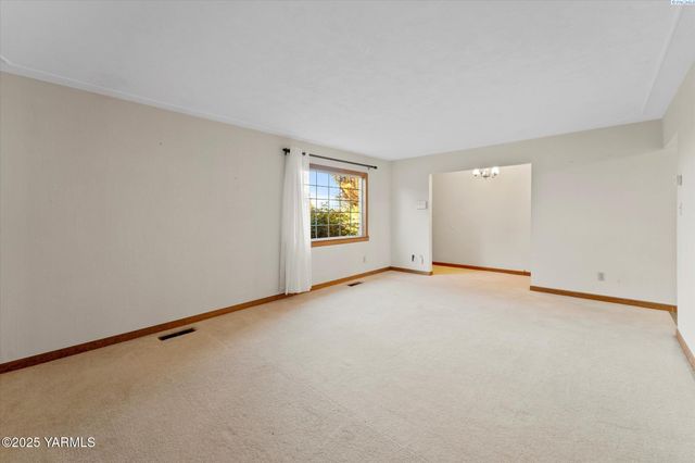 691 Willowcrest Rd, Sunnyside, WA 98944