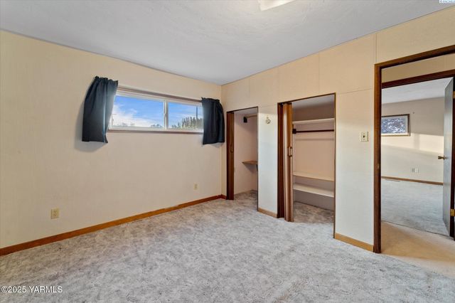 691 Willowcrest Rd, Sunnyside, WA 98944