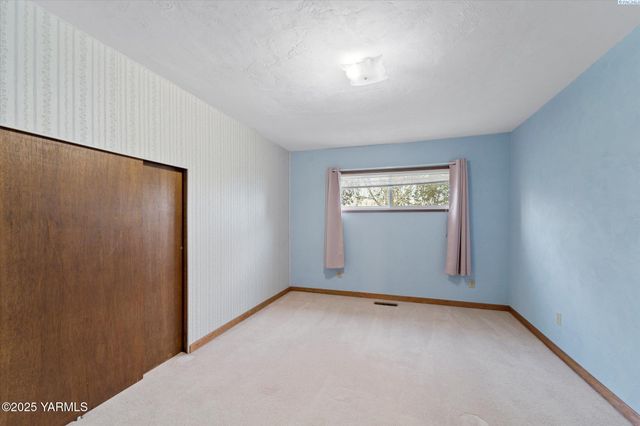 691 Willowcrest Rd, Sunnyside, WA 98944