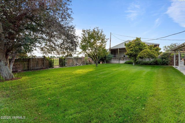 691 Willowcrest Rd, Sunnyside, WA 98944