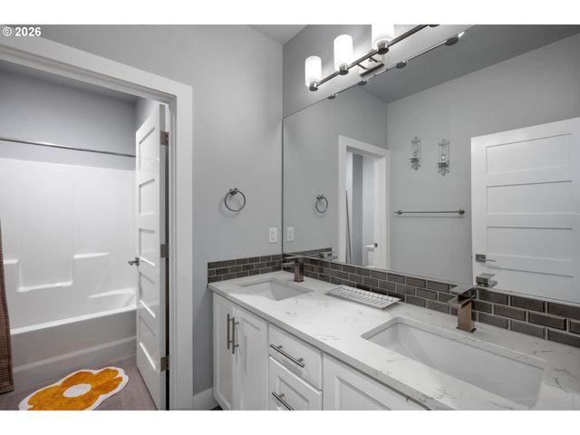 570 Nw 11TH Ave, Canby, OR 97013