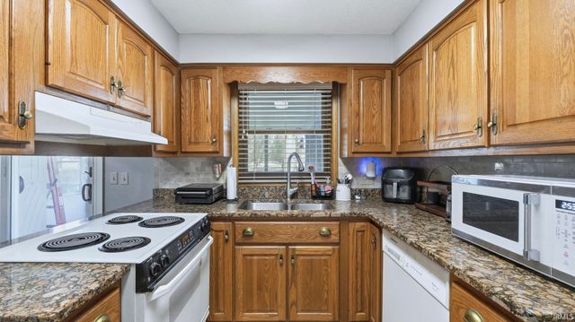 2626 Darwood Grove, New Haven, IN 46774