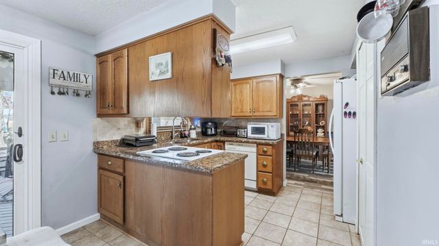 2626 Darwood Grove, New Haven, IN 46774