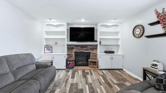 2626 Darwood Grove, New Haven, IN 46774