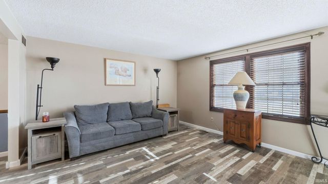 2626 Darwood Grove, New Haven, IN 46774