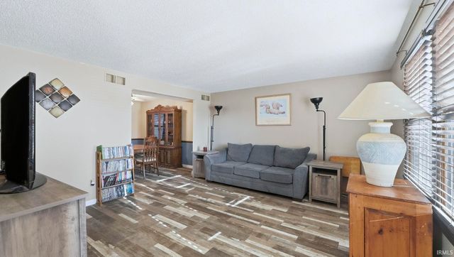 2626 Darwood Grove, New Haven, IN 46774