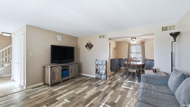 2626 Darwood Grove, New Haven, IN 46774