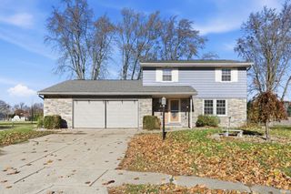 2626 Darwood Grove, New Haven, IN 46774