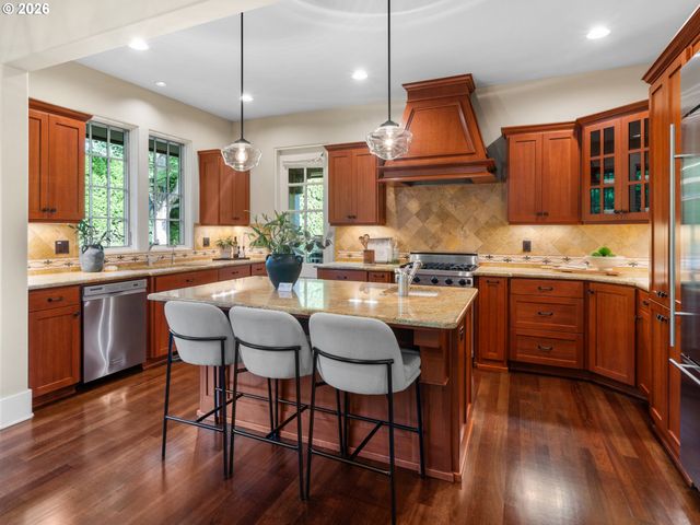752 E Ave, Lake Oswego, OR 97034