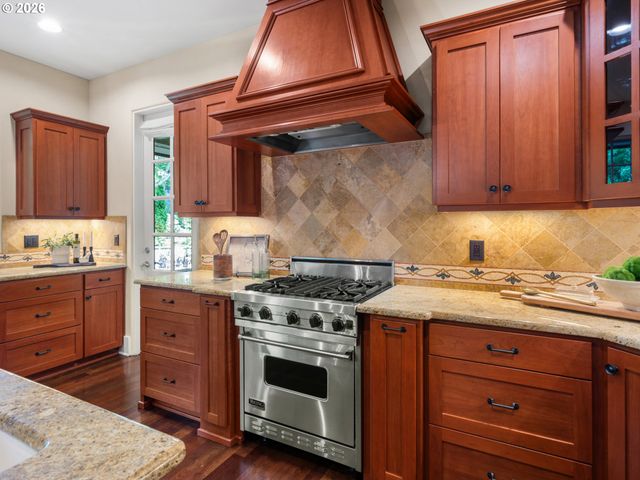 752 E Ave, Lake Oswego, OR 97034
