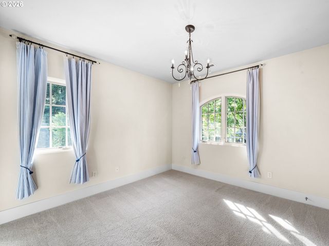 752 E Ave, Lake Oswego, OR 97034