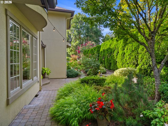 752 E Ave, Lake Oswego, OR 97034