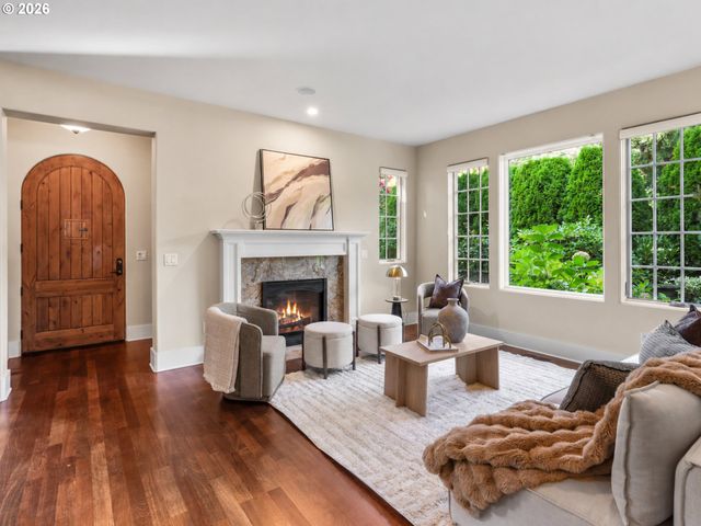 752 E Ave, Lake Oswego, OR 97034