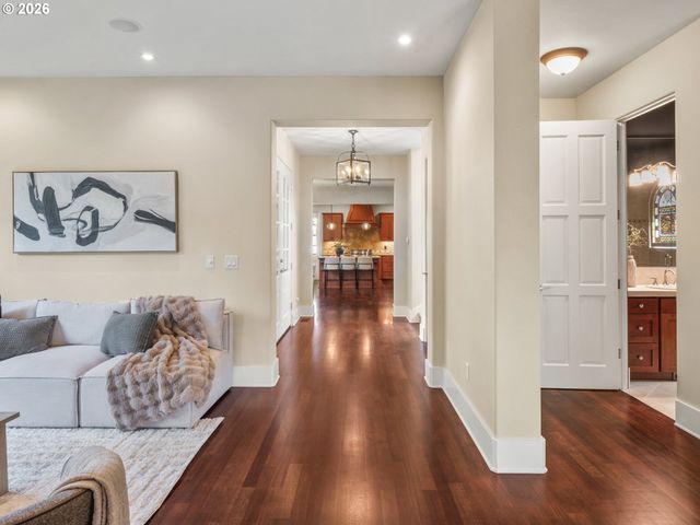 752 E Ave, Lake Oswego, OR 97034