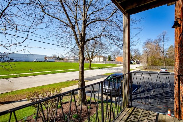 5740 East Avenue 2F, Countryside, IL 60525