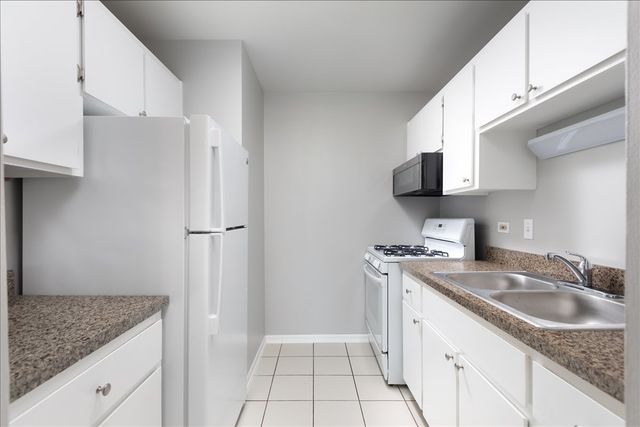 5740 East Avenue 2F, Countryside, IL 60525