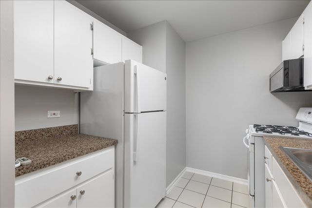 5740 East Avenue 2F, Countryside, IL 60525