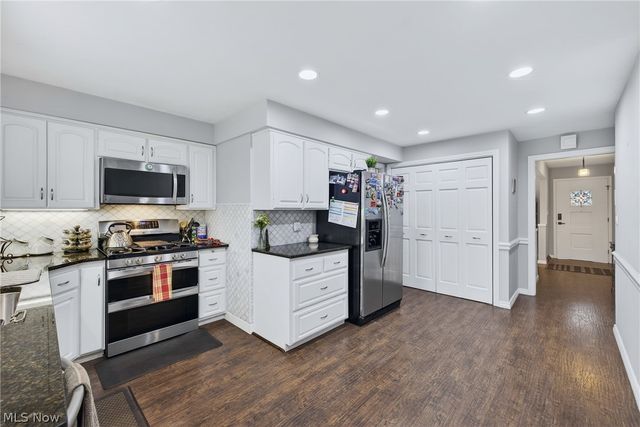 1044 Linden Lane, Lyndhurst, OH 44124