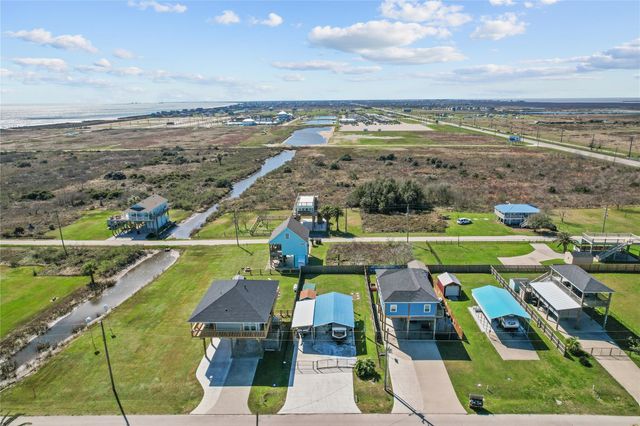 957 S Tinkle Lane, Crystal Beach, TX 77650