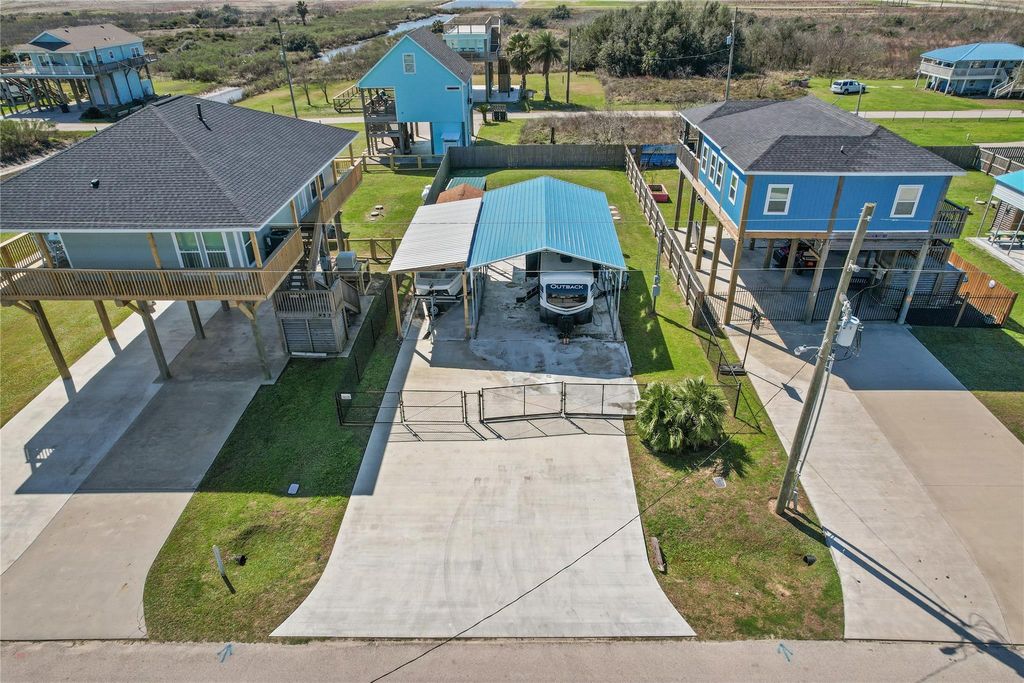 957 S Tinkle Lane, Crystal Beach, TX 77650