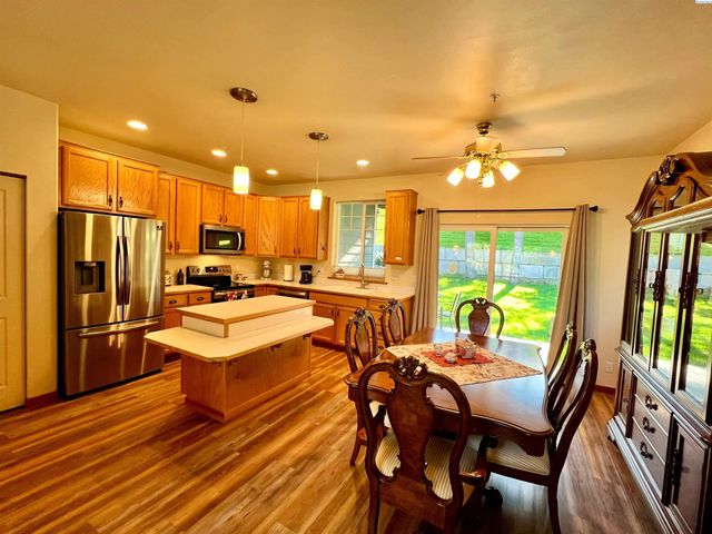 7803 W 20th Ave, Kennewick, WA 99338