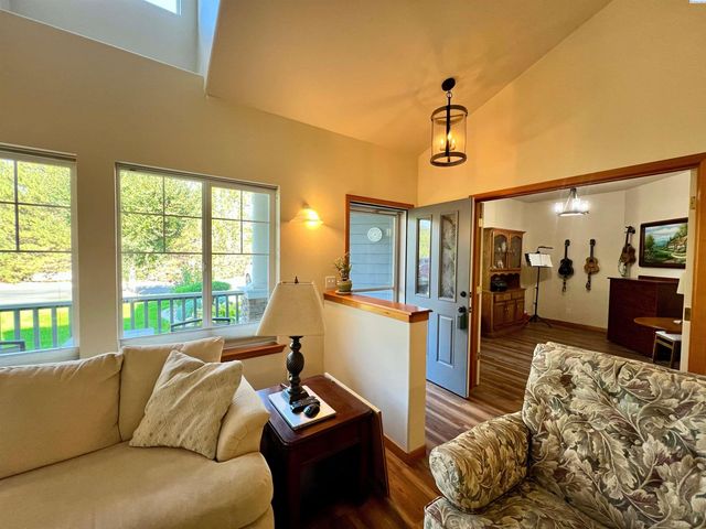 7803 W 20th Ave, Kennewick, WA 99338