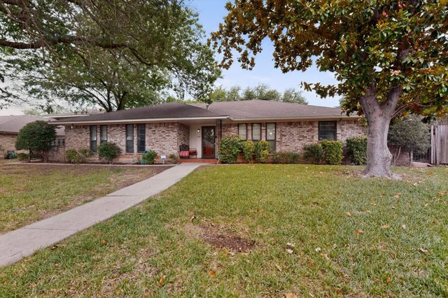1305 Briarbrook Drive, Desoto, TX 75115