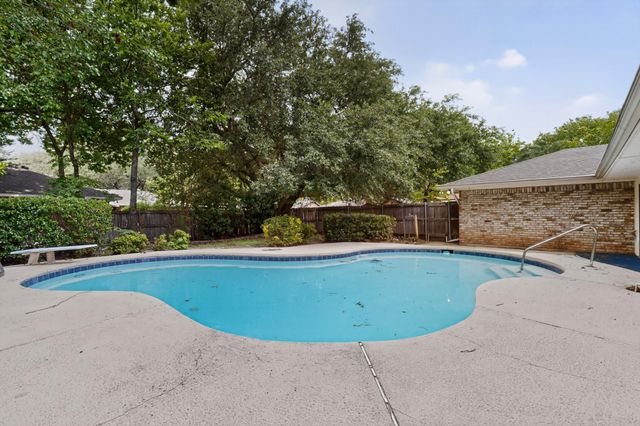 1305 Briarbrook Drive, Desoto, TX 75115