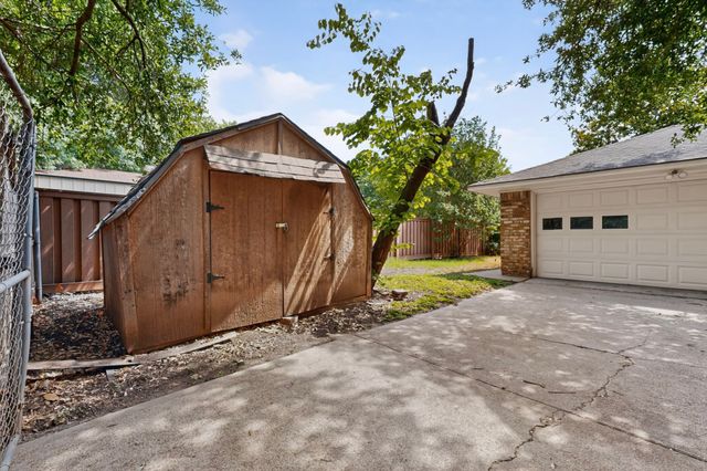 1305 Briarbrook Drive, Desoto, TX 75115