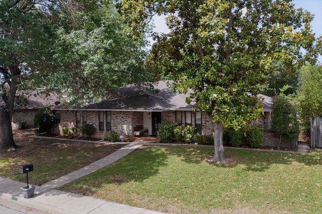 1305 Briarbrook Drive, Desoto, TX 75115