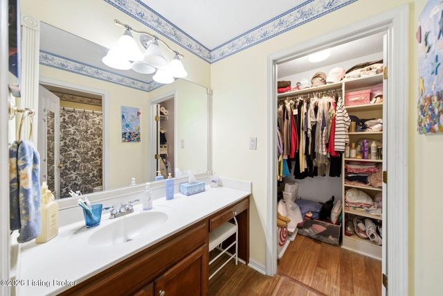 3521 Westwood Farms Dr, Louisville, KY 40220