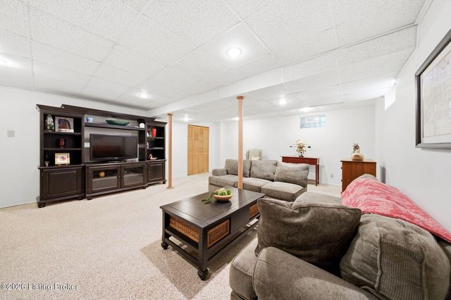 3521 Westwood Farms Dr, Louisville, KY 40220