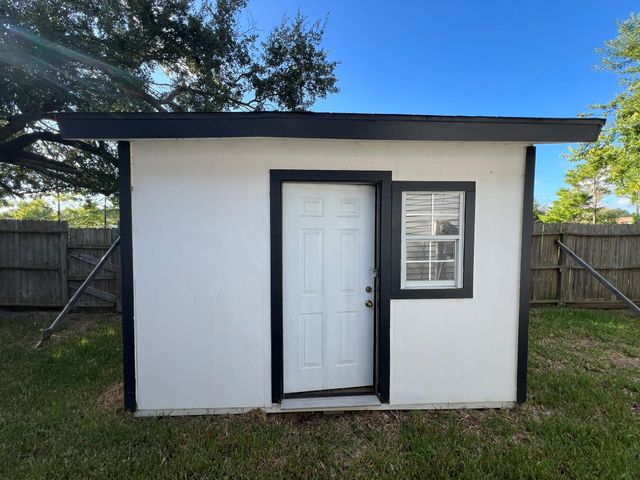 7807 Secretariat Lane, Houston, TX 77071