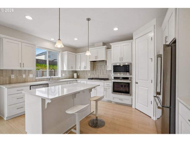 16865 Se MIST LAYER Loop, Happy Valley, OR 97086