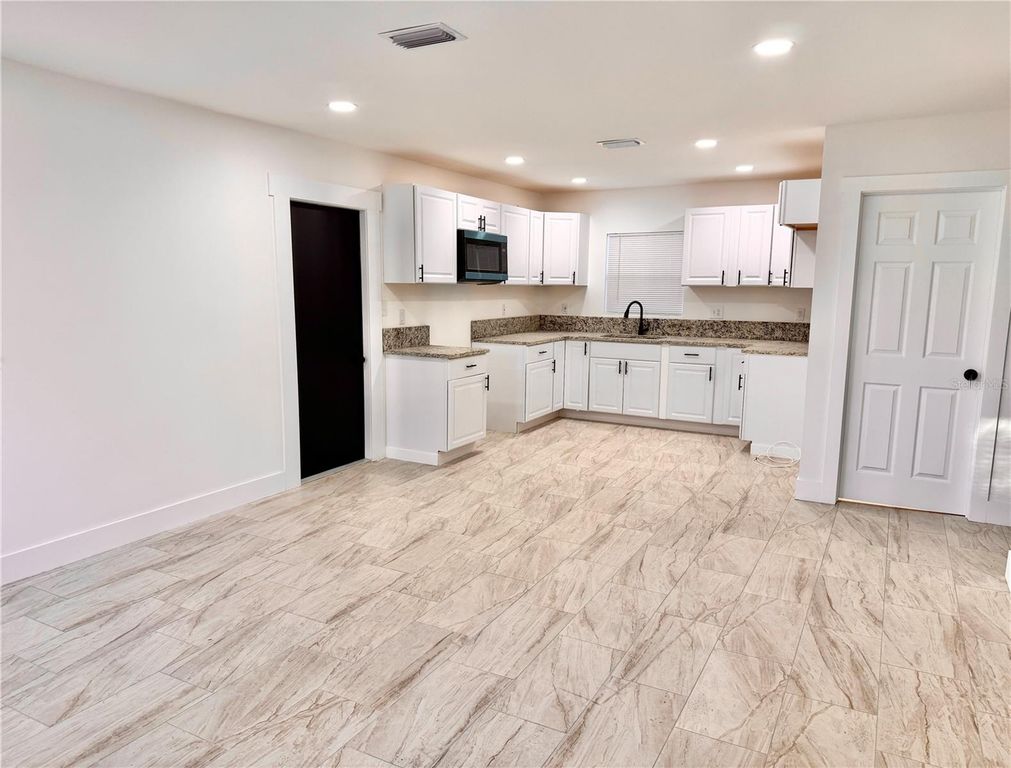 Image 2 of property listing at 3424 16TH STREET E, Bradenton, FL 34208