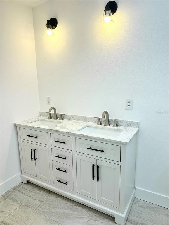 Image 10 of property listing at 3424 16TH STREET E, Bradenton, FL 34208