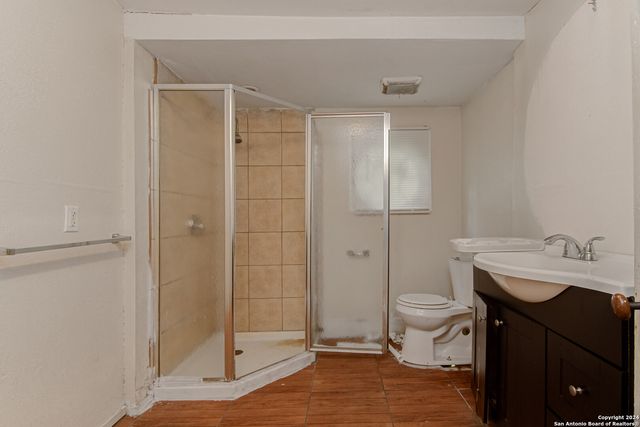 221 W WASHINGTON ST, Seguin, TX 78155