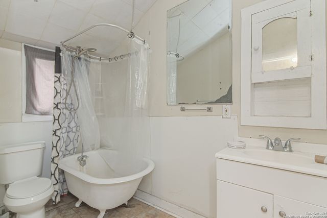 221 W WASHINGTON ST, Seguin, TX 78155