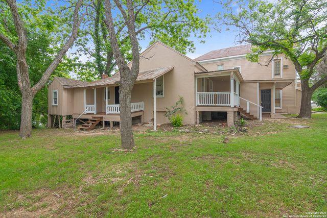 221 W WASHINGTON ST, Seguin, TX 78155