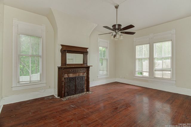 221 W WASHINGTON ST, Seguin, TX 78155