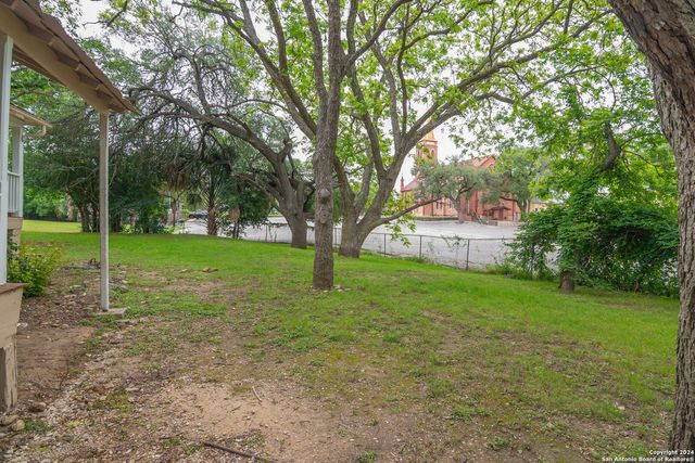 221 W WASHINGTON ST, Seguin, TX 78155