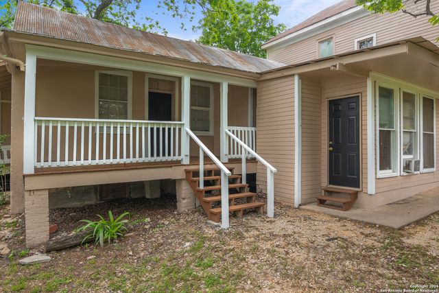 221 W WASHINGTON ST, Seguin, TX 78155