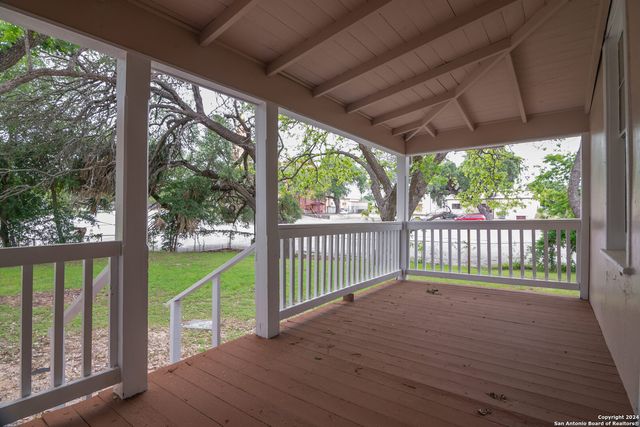 221 W WASHINGTON ST, Seguin, TX 78155