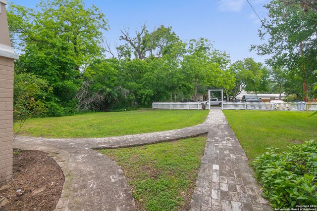221 W WASHINGTON ST, Seguin, TX 78155